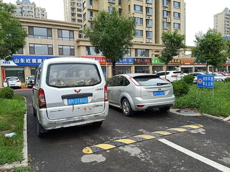 山东一女车主充电后直接将充电枪扔在地上，随后开车肆无忌惮地碾压过去，网友：把充电