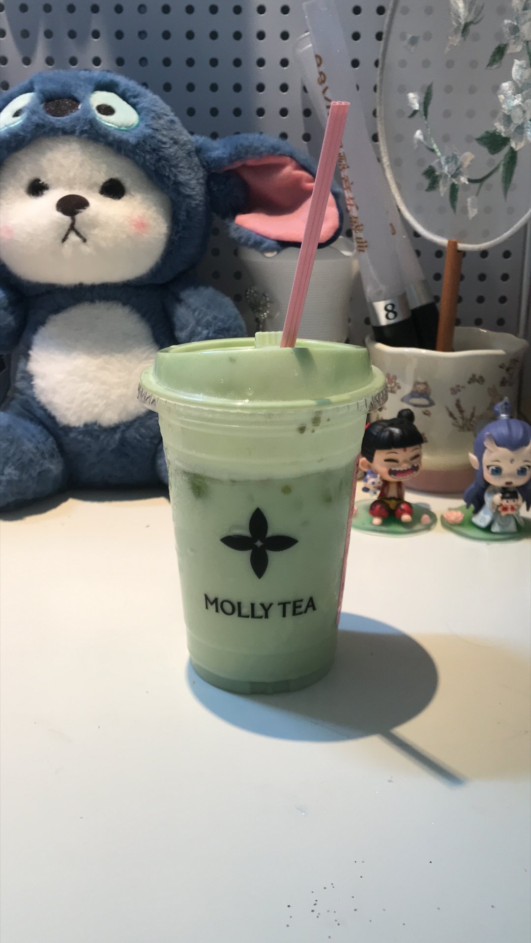眼泪要是能变成奶茶就好了 每掉一滴眼泪就可以变成一杯奶茶 后知后觉就发现自己被奶
