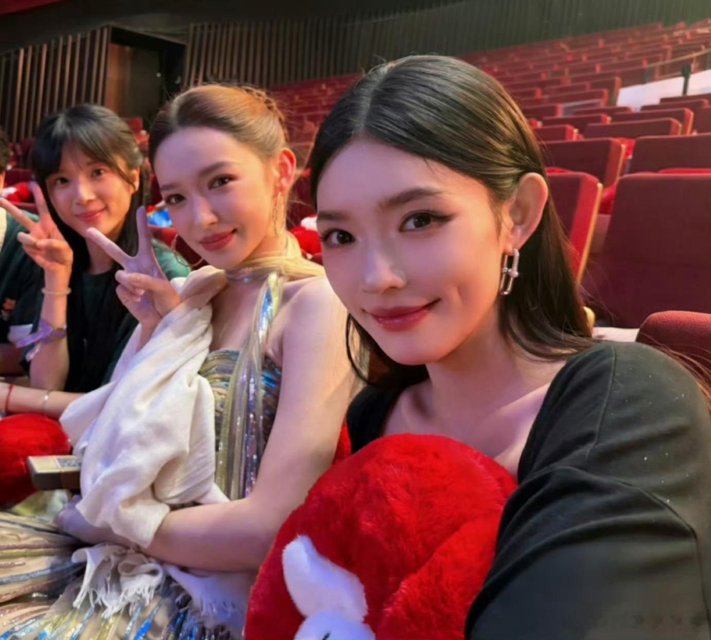 林允程潇李思潼合照上了林允程潇李思潼合照上了 果然美女扎堆的地方就是天堂，孙怡姐