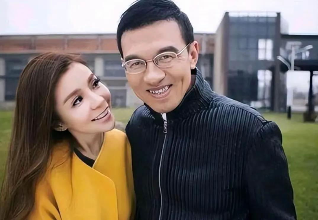 近日，央视主持人朱迅随丈夫王志回到湖南老家，温馨画面引发热议。王志与乡邻热聊，亲