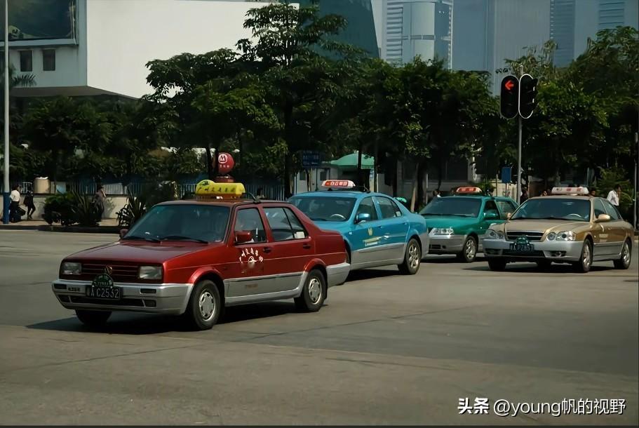 2008年的广州街头出租车。那时的广州距离现在也接近20年了。在那个年代，广州街