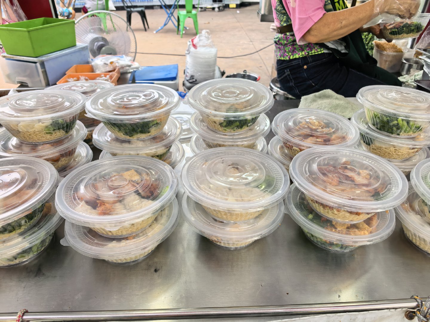 随便逛逛，物价真低，一串肉2块钱，还碰到两个letsrelax的工作人员怪不得车
