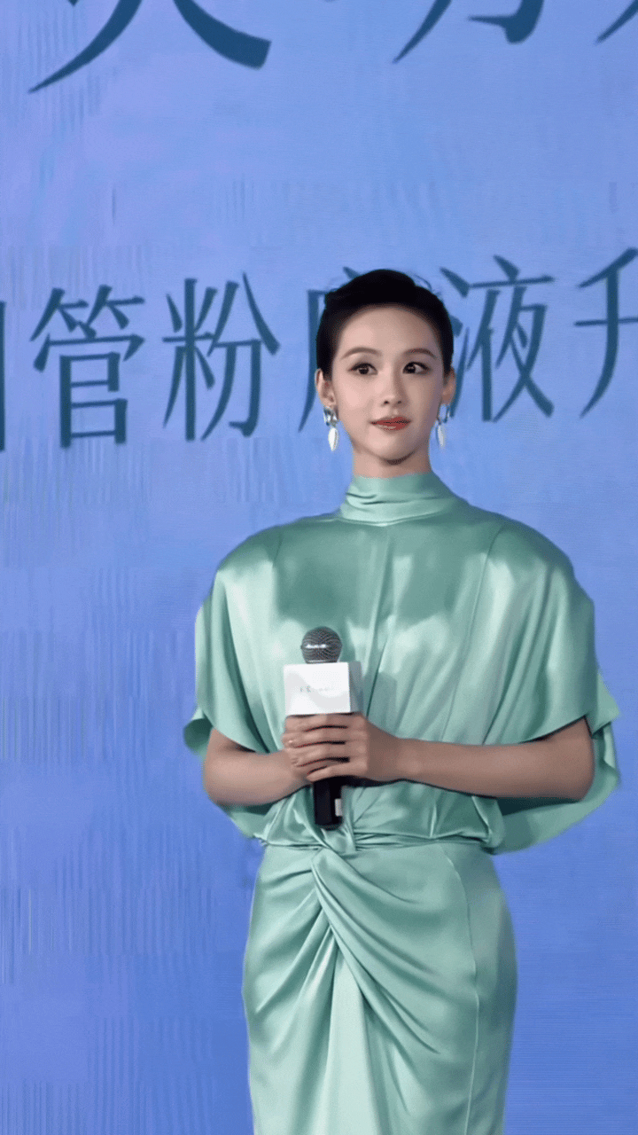 这样打扮的陈都灵身上有一种高贵的气质，美的很高级！