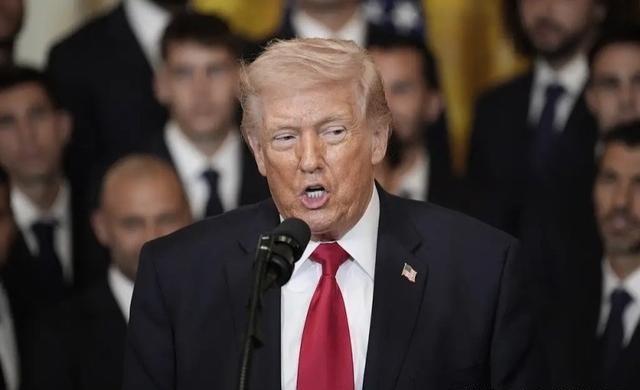 30个油库被炸后！特朗普扛不住了，宣布合适时间对伊朗“停战”！伊朗当地时间3月8