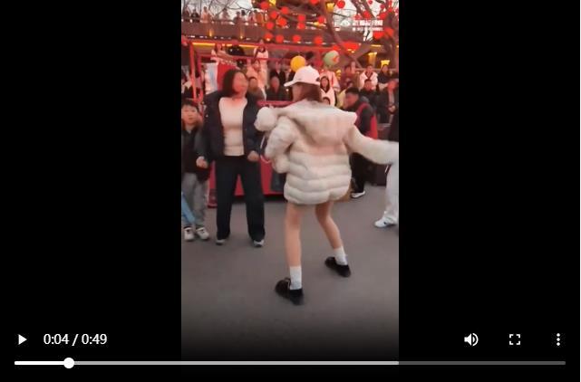 谁家的婆娘在大庭广众之下这样撒泼？请赶紧领回家。
网上一条视频引起众人愤怒。一个