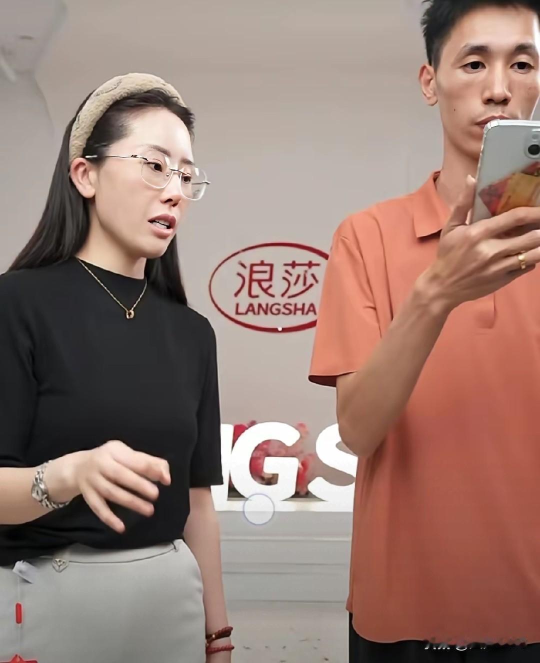 李鑫昨天直播一天，直播在线人数还挺不错的。虽然李林没有到现场，可是一直在给弟弟加