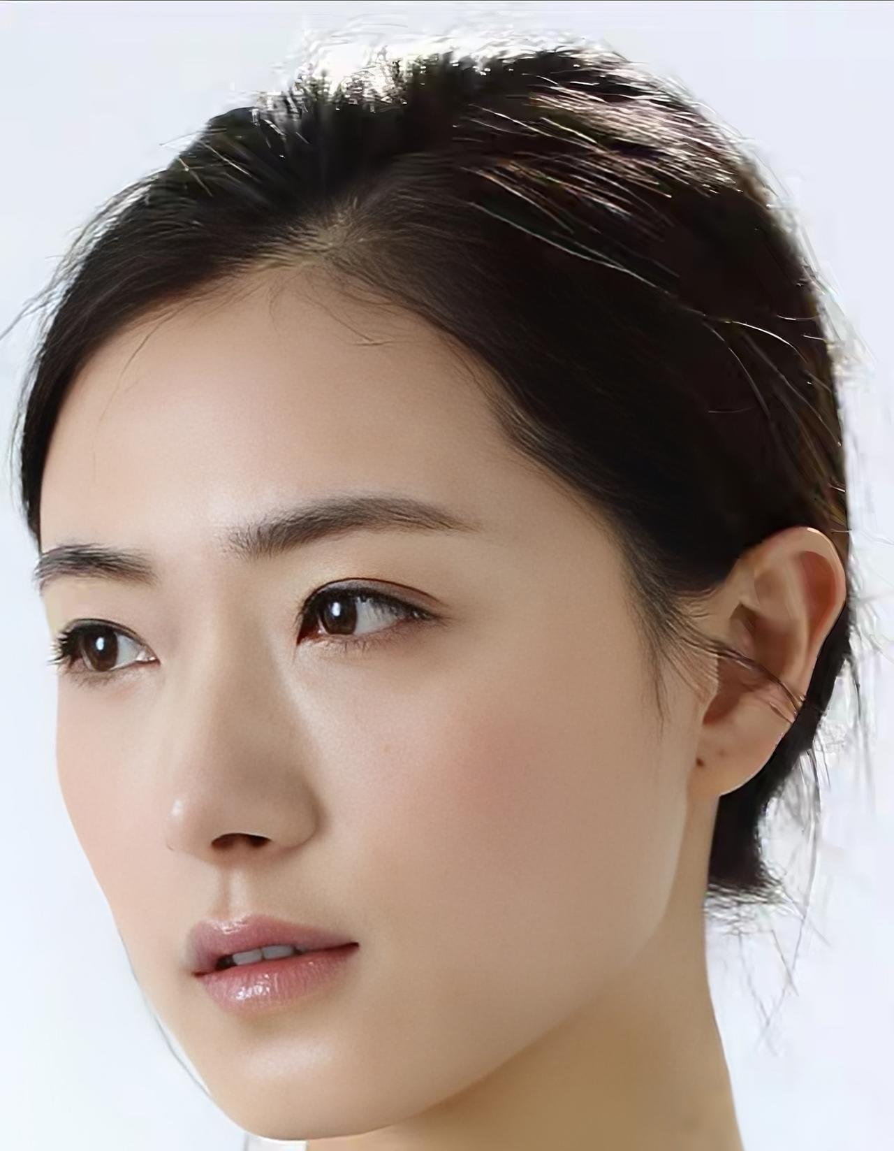 明星万茜，凭独特的清冷气质与过硬演技成为内娱“实力派宝藏演员”。她戏路宽广，无论
