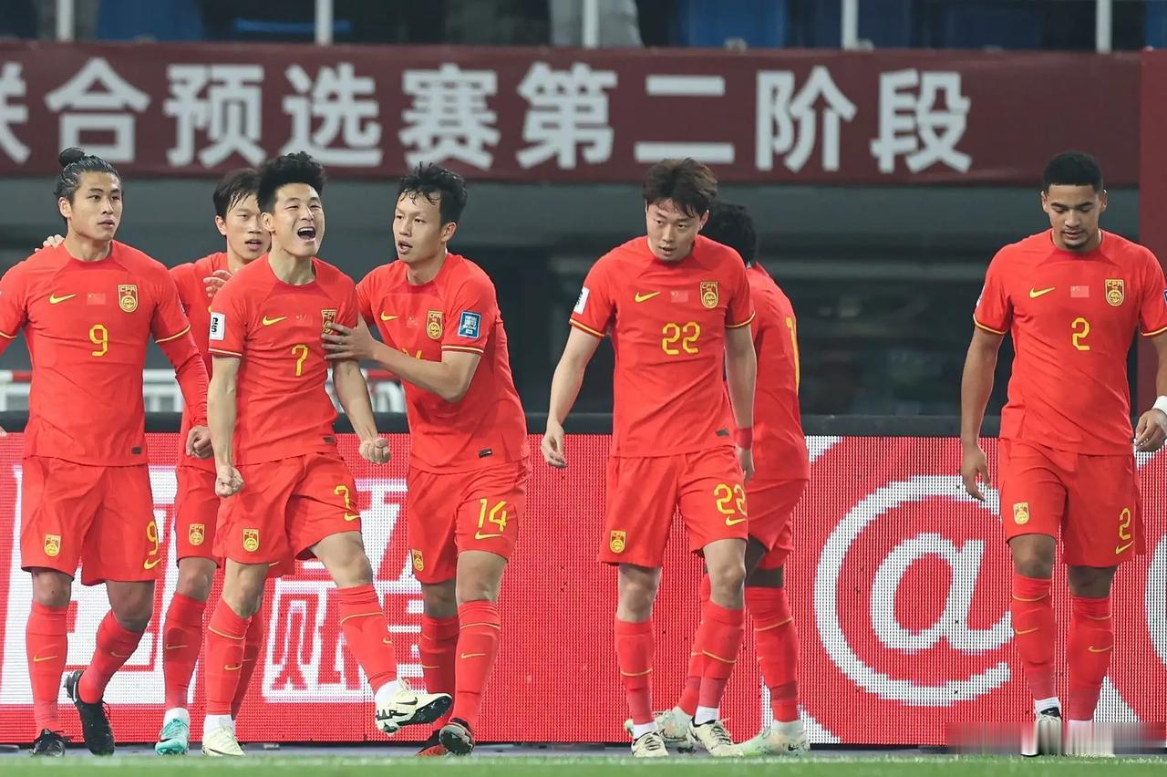 毫不客气的说，国足4:1大胜新加坡是武磊和泰山队五虎共同成就的一场经典比赛！
 