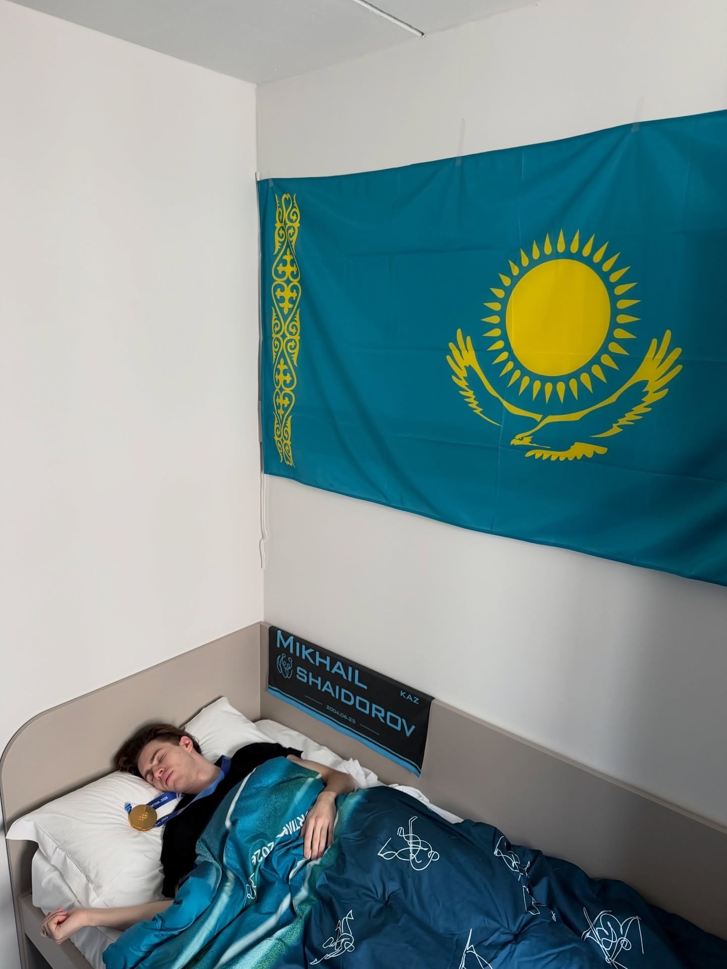 冬奥会 沙多罗夫连睡觉都佩戴着他的奥运金牌🎖️！此刻皆不凡 友情提醒一下：戴多