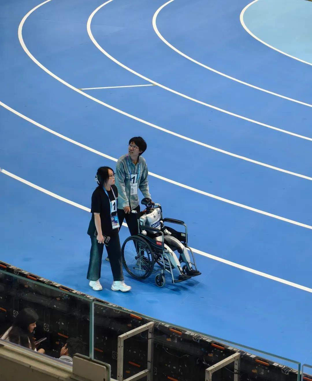 倒反天罡，难道以后我要白发人养机器人了？我还指望它给我养老呢，它反倒坐上轮椅了。