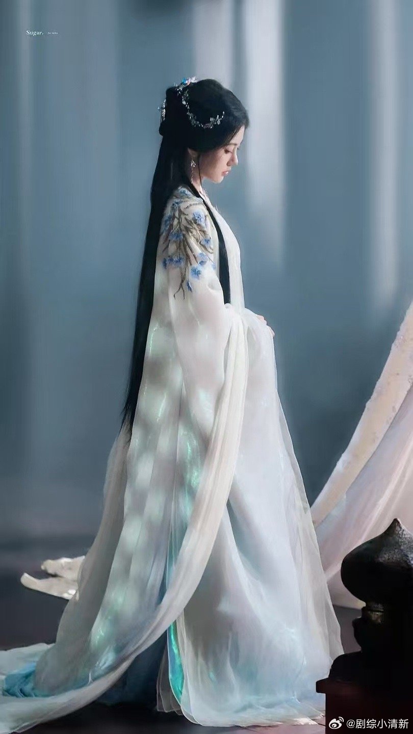 看完月鳞绮纪理解纣王了 以前不懂纣王的快乐，现在看了露芜衣直接悟了！这勾人的小眼