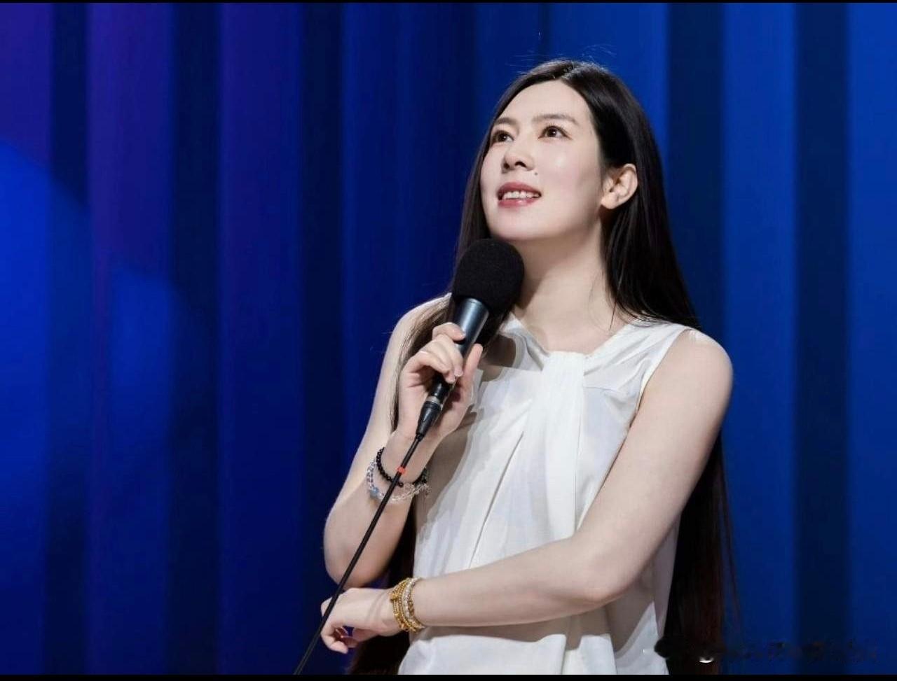 看到脱口秀演员唐香玉不道歉被强制执行，

我原本以为是有什么不好的事情了，

但