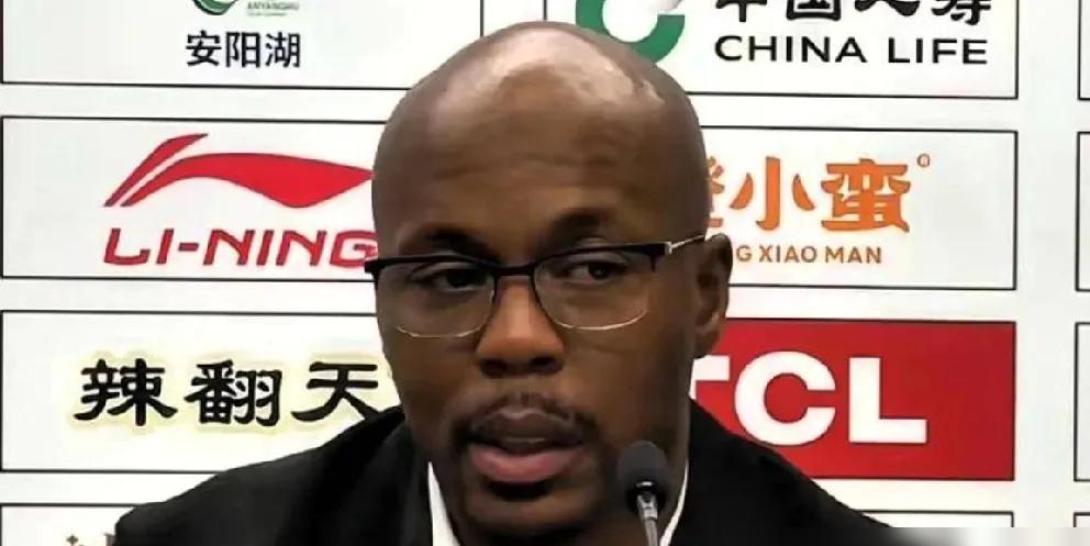广东队怎么输的？那个加拿大助教米切尔，赛前就把战术板拍在桌上，只针对一个人，很多