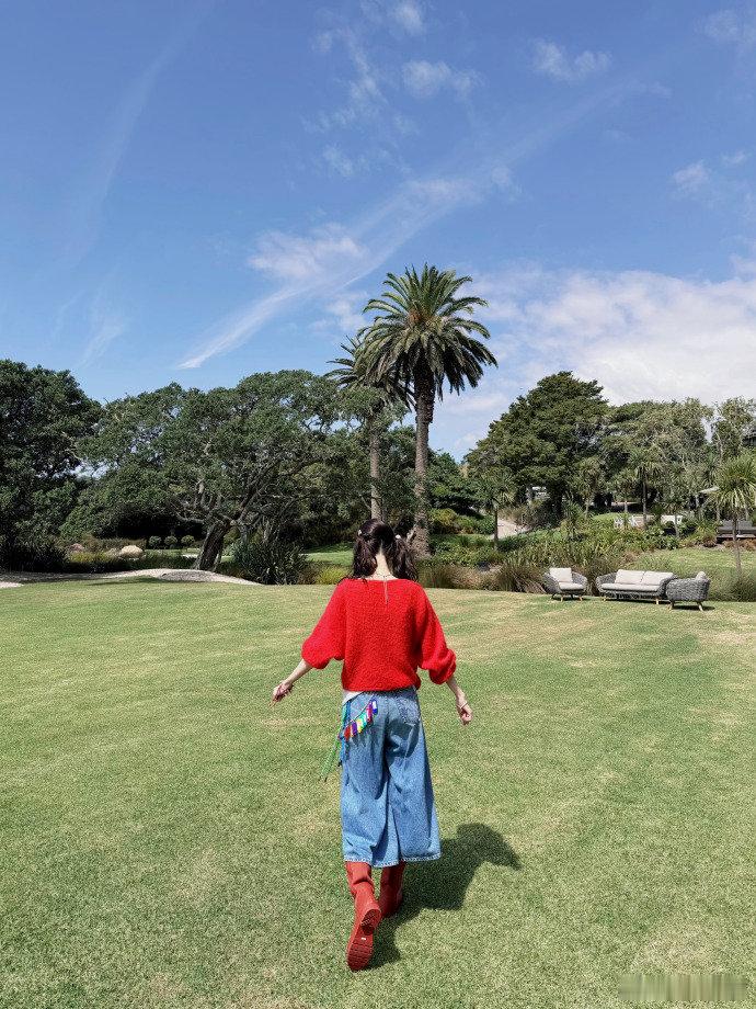 林一给王玉雯无效撑伞 谁看完直接姨母笑不停！一米九的林一撑伞完全没对准人，王玉雯