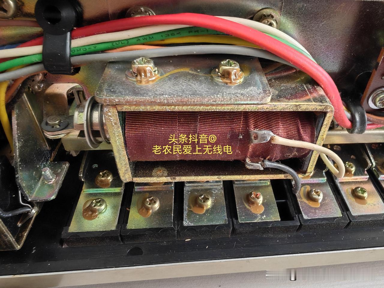 这是一台七十年代的录音机，使用了分立元件，双声道模拟信号电路板，机芯设计的非常结