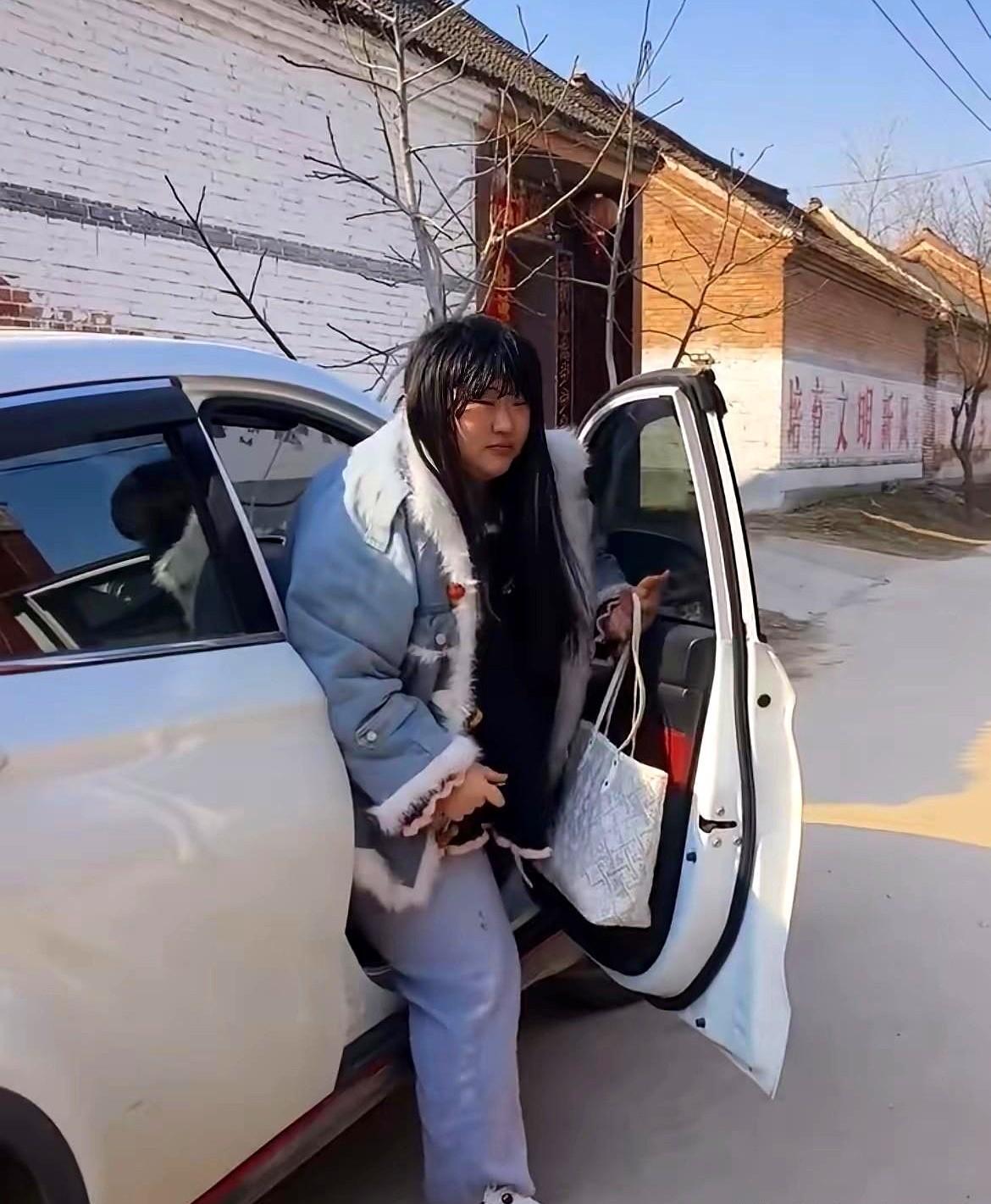 朱雪梅回娘家穿件紧身毛衣，全网骂她胖得像猪。
你想过吗？
这根本不是减肥问题。