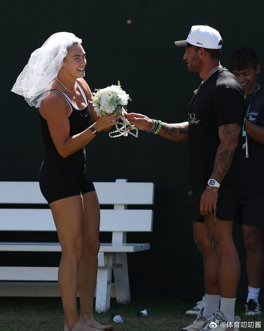 萨巴伦卡和未婚夫训练场撒糖 此前宣布订婚的萨巴伦卡和未婚夫在训练场撒糖，头戴婚纱