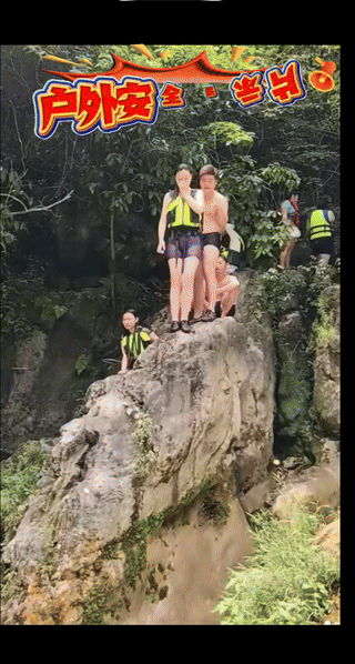 她掉下去的一刹那，视频中突然听到一个男人的声音，“哎！坏了！坏了！”
她摔倒后，