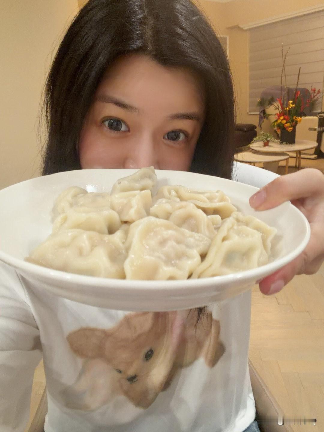 陈妍希回台北和妈妈过年，陈妈妈为她做得年夜饭也太质朴，都是一些家常菜。