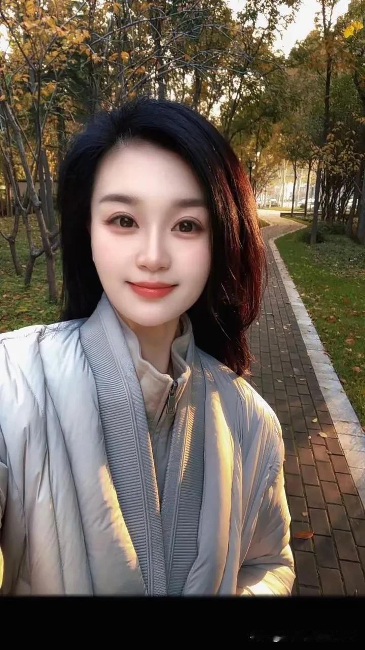 秋日漫步，阳光洒满林间小道！