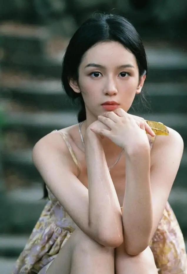 周也这资源真是杠杠的，在当红小花里那也是相当亮眼！就说她那部《红舞鞋》，跟刘浩存