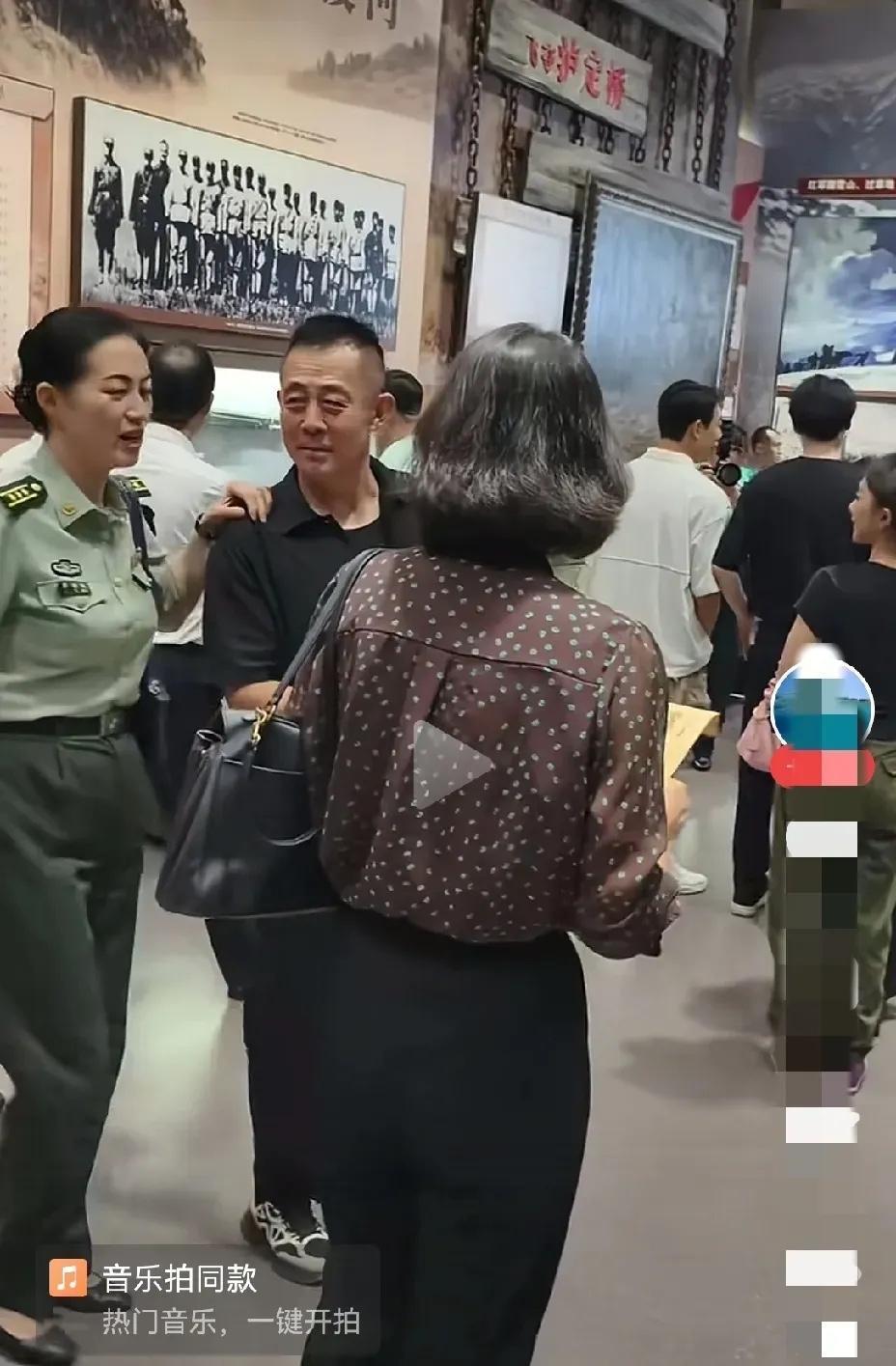 和侯勇打招呼这位军人是什么级别军衔，在部队多大的领导