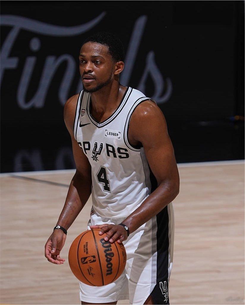 据ESPN记者迈克·赖特报道：马刺队依旧坚定地支持德阿隆·福克斯；球队认为，如果