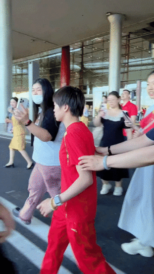 #全红婵被粉丝强行塞花#全红婵回京被粉丝强行搂抱合影，连个保镖都没啊。#全红婵被