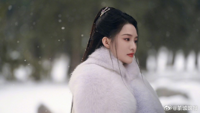 【女星毛领斗篷造型盘点，你被谁美到了？】华贵、清冷、温柔、霸气，一件斗篷上身，气