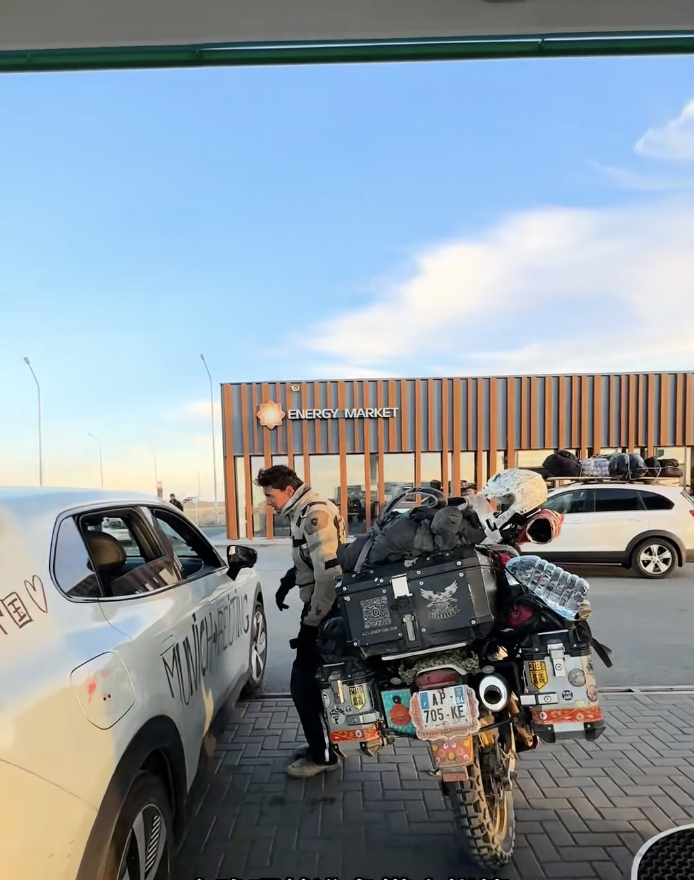 用一辆国产电车串联起穿越欧亚旅途中的故事。追到加油站的法国小哥，写满祝福的陌生人