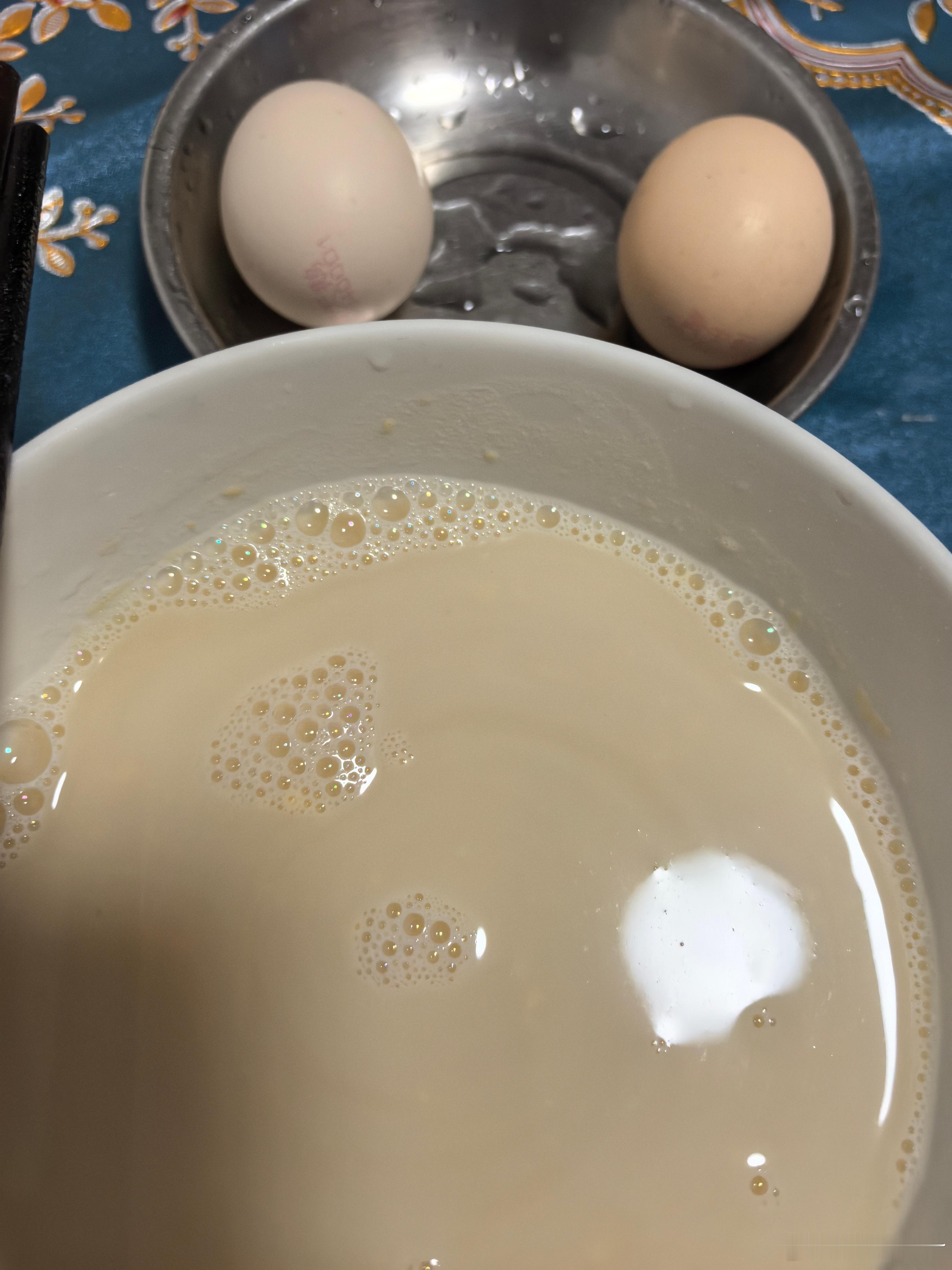 我的早餐：两个黄天鹅鸡蛋和一碗蛋白质粉 
