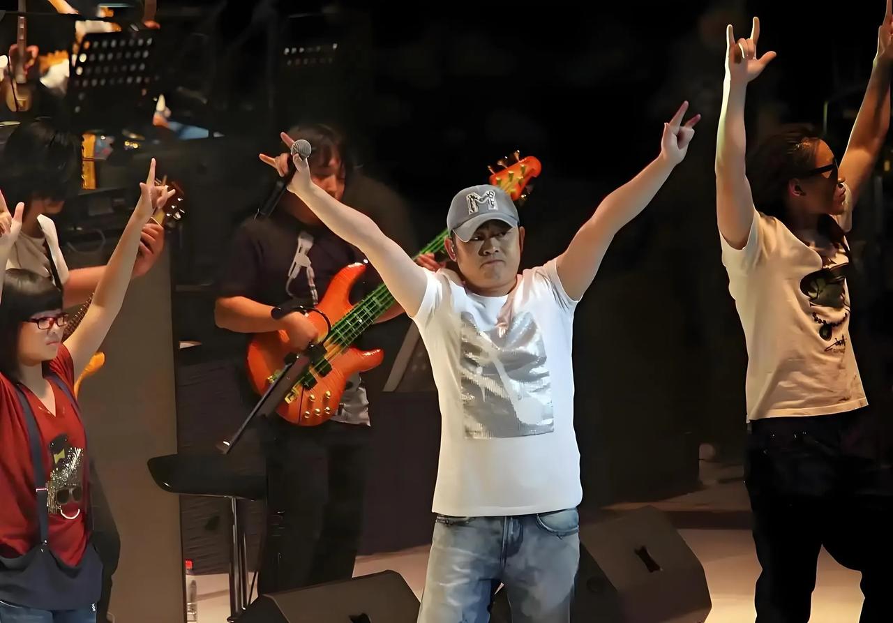 刀郎巡演圆满落幕，动情致谢乐队团队！他坦言团队的才华与汗水是演出成功的关键，并肩