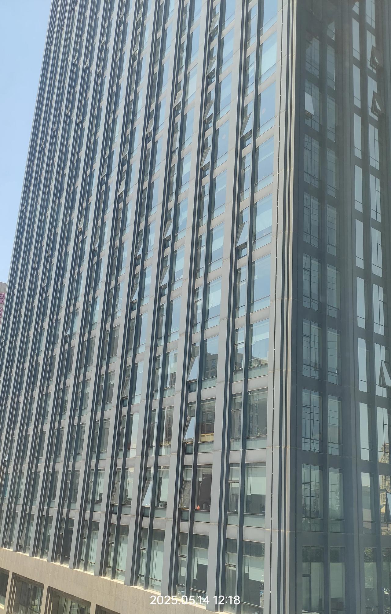 某孵化中心的众创空间，物业管理外部看着挺好的，内部管理通过洗手池就能看出来太差了