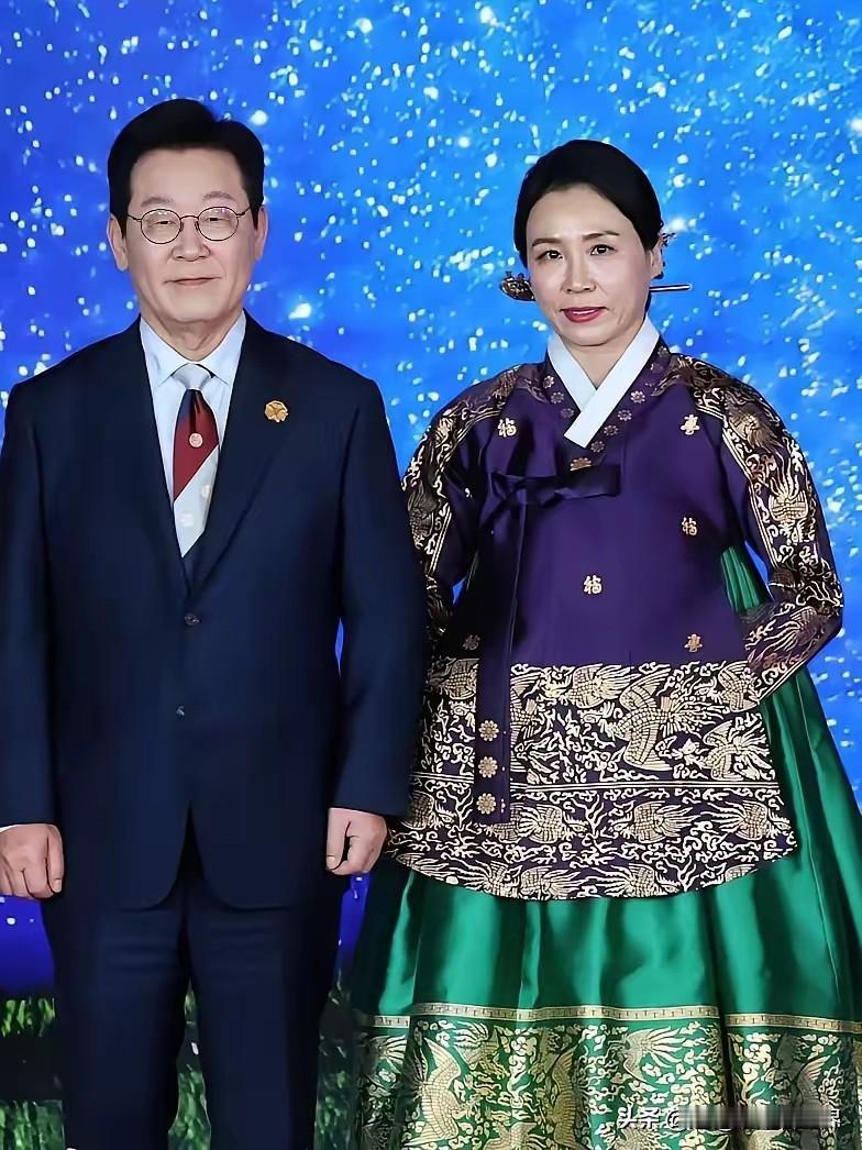 韩国第一夫人金惠景在APEC峰会上的亮相堪称典范。她身着融合韩国民族传统元素的服