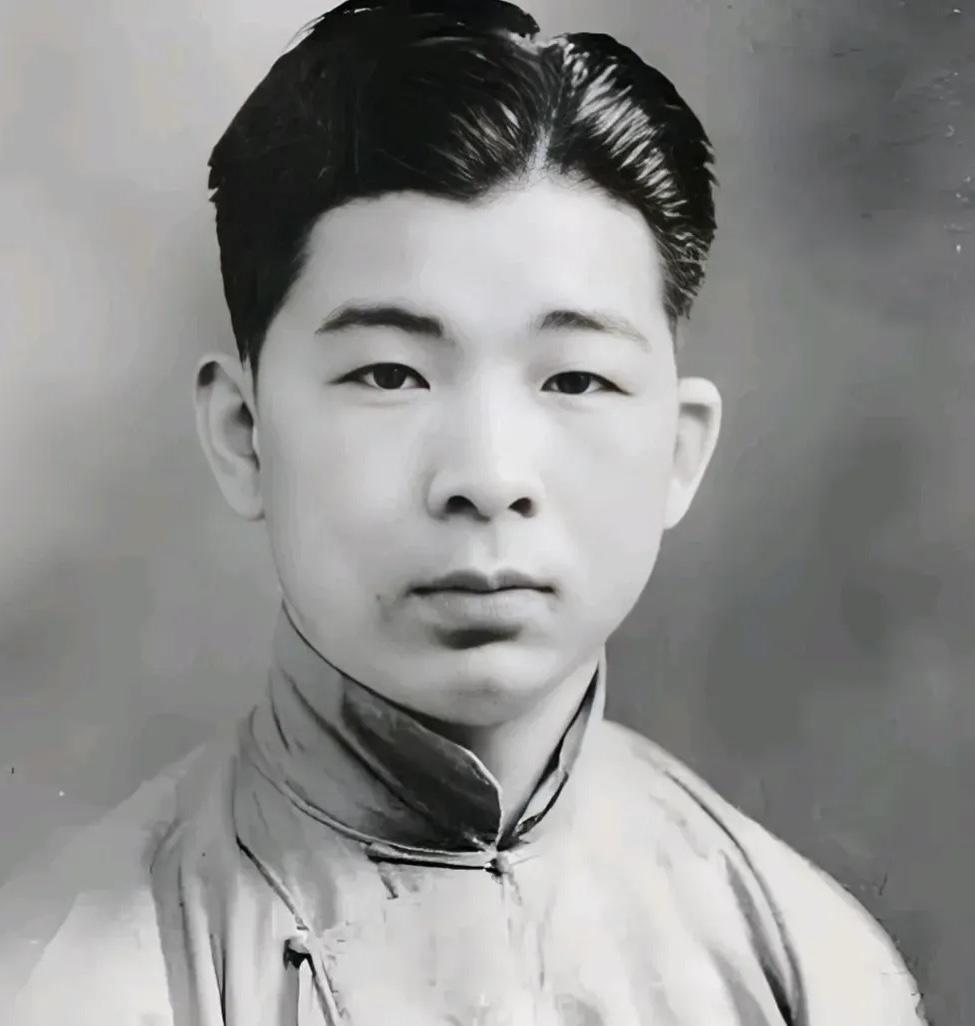 1940年，熟睡中的"书生枪手"——冯运修，突然感觉不对劲，他从枕头下摸出手枪，