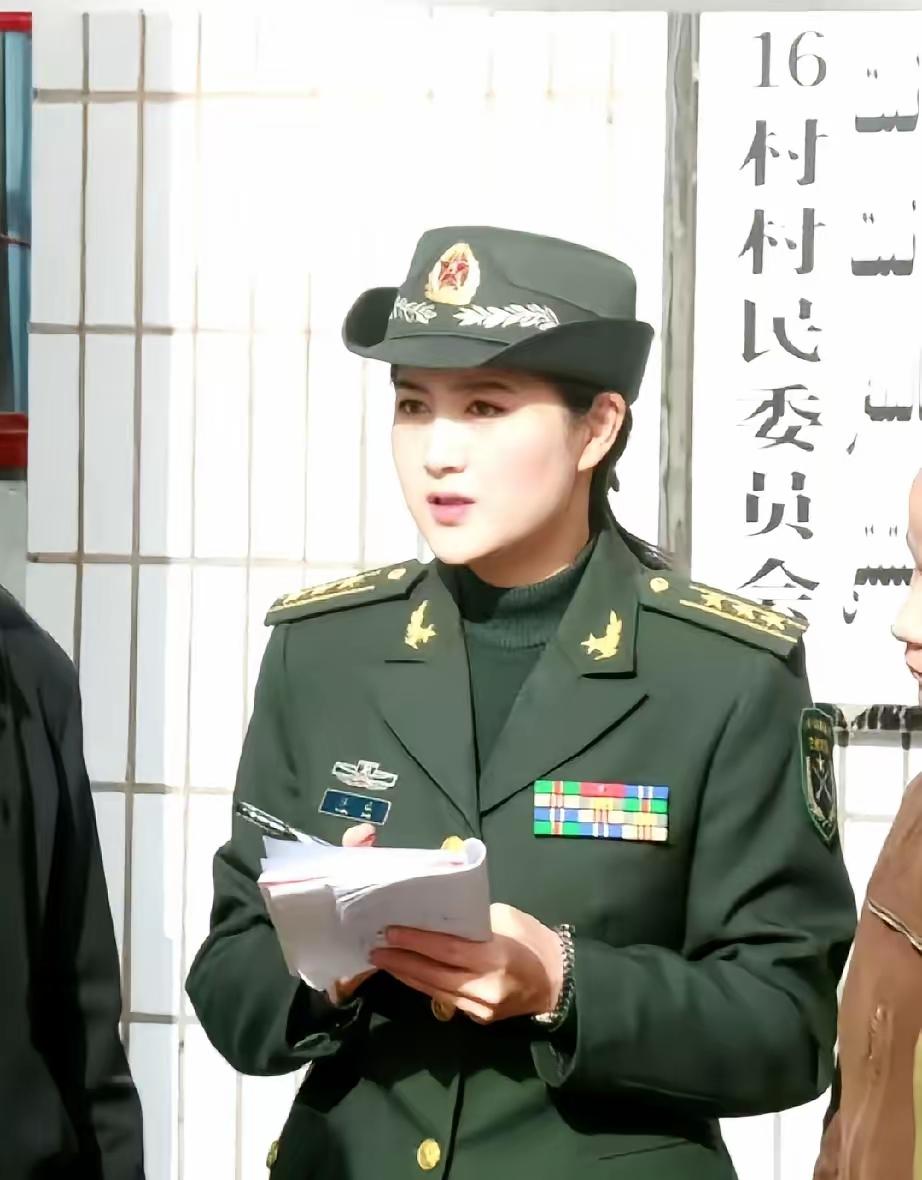 指挥管理类副师职，军龄26年的女军官，上校军衔，单拎出来一个条件，好多人可能觉得
