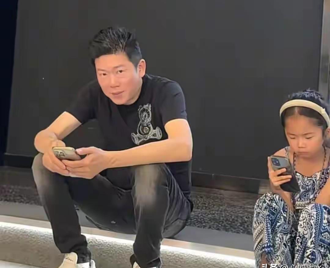 瑾汐开始直播卖梨的时候，底下冷嘲热讽的人不少。
有人说她带着三个娃博同情，有人说