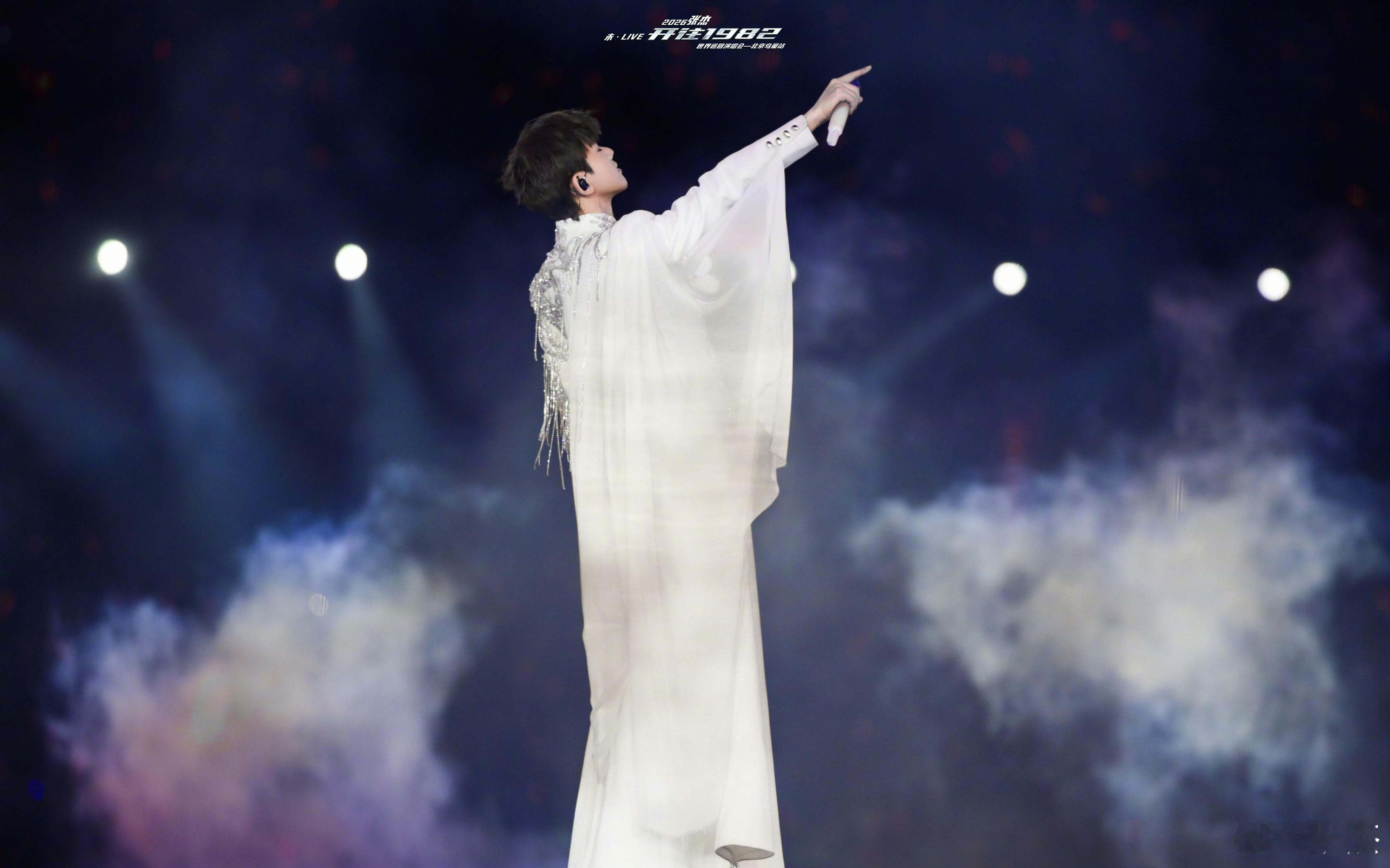 张杰在鸟巢过上双休了张杰演唱会上五休二 谁能想到开演唱会也能上五休二啊！一周内在