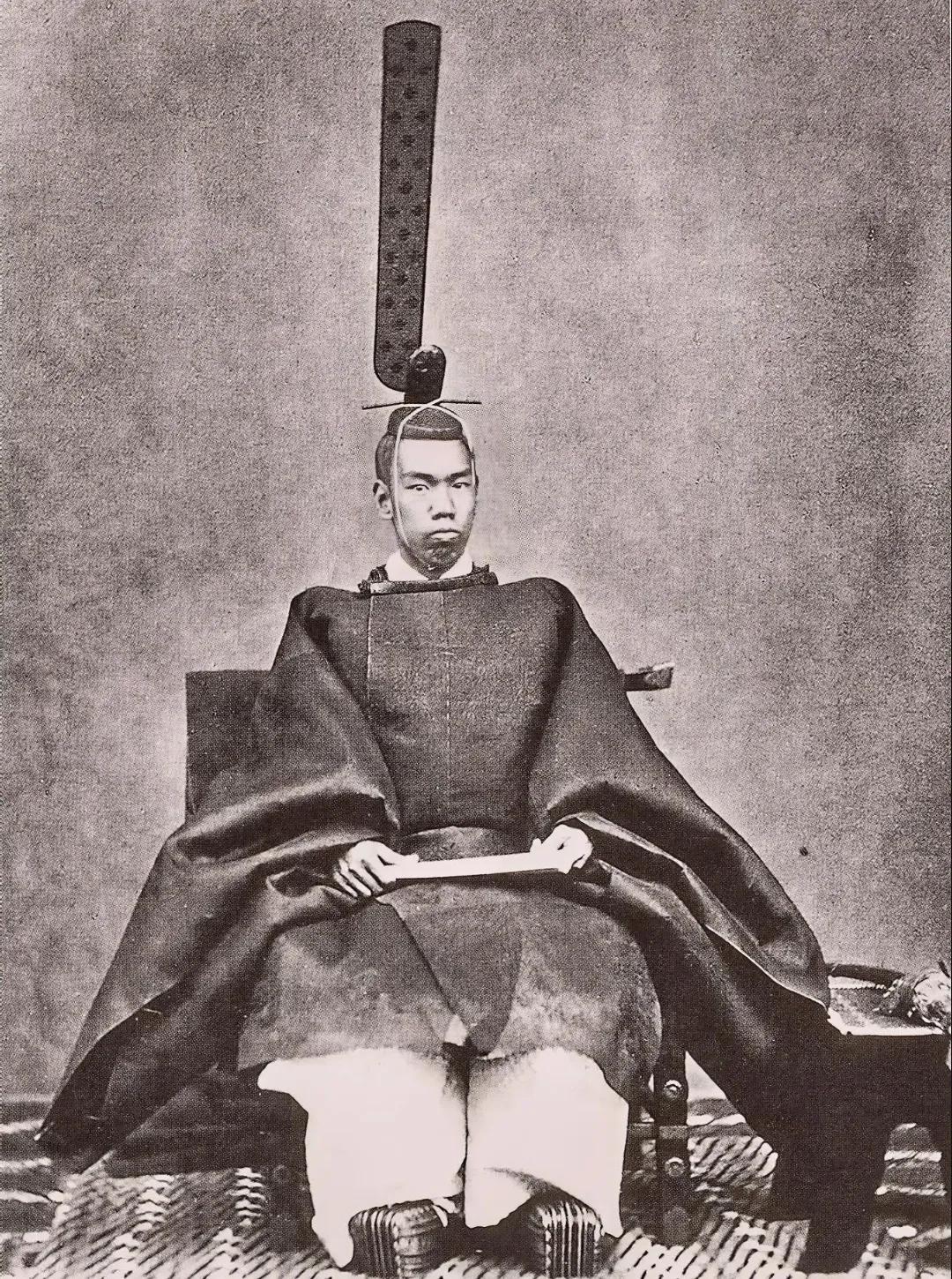 1868年，明治天皇登基时，留下的一张老照片，他头上那个奇特的造型，叫“立缨冠”