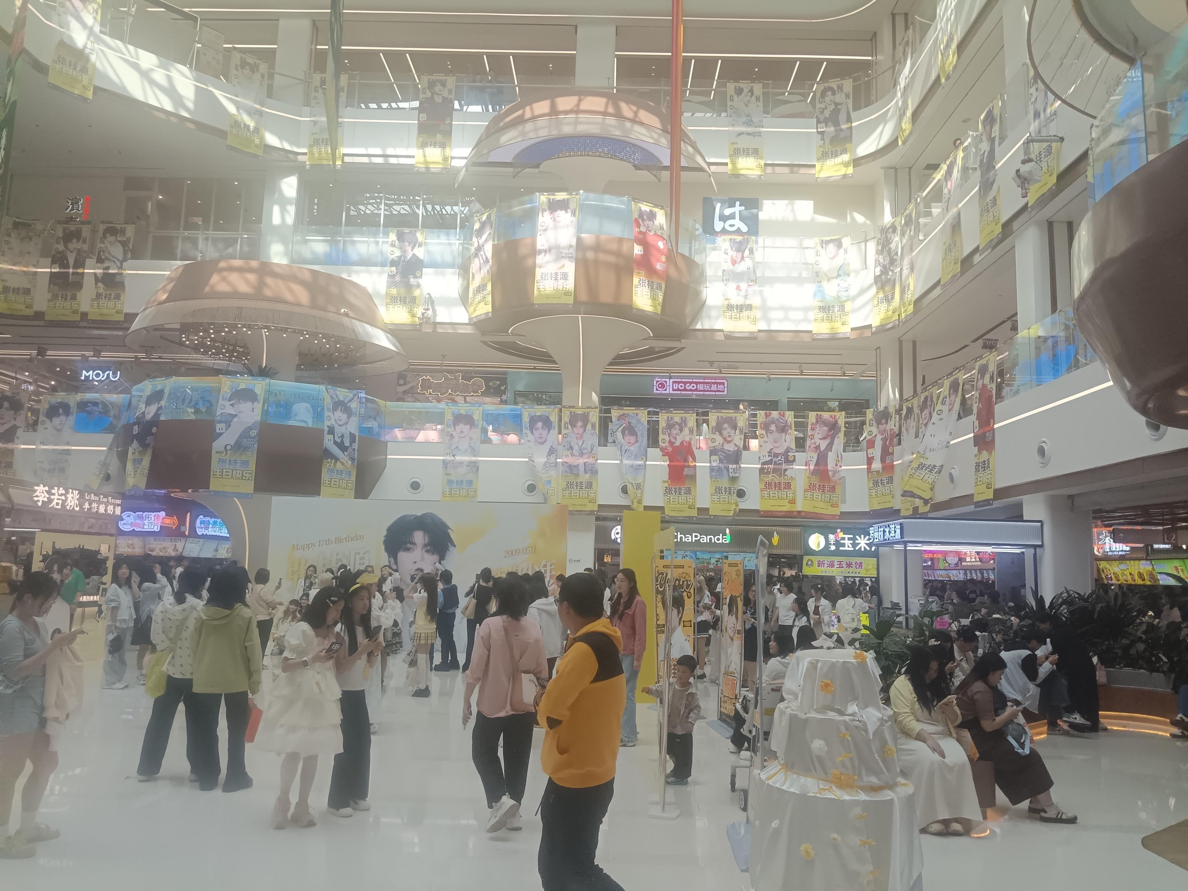 来光谷学生街玩竟然碰上了张桂源生日应援！整个大厅全是张桂源的海报，好多小姐姐在打