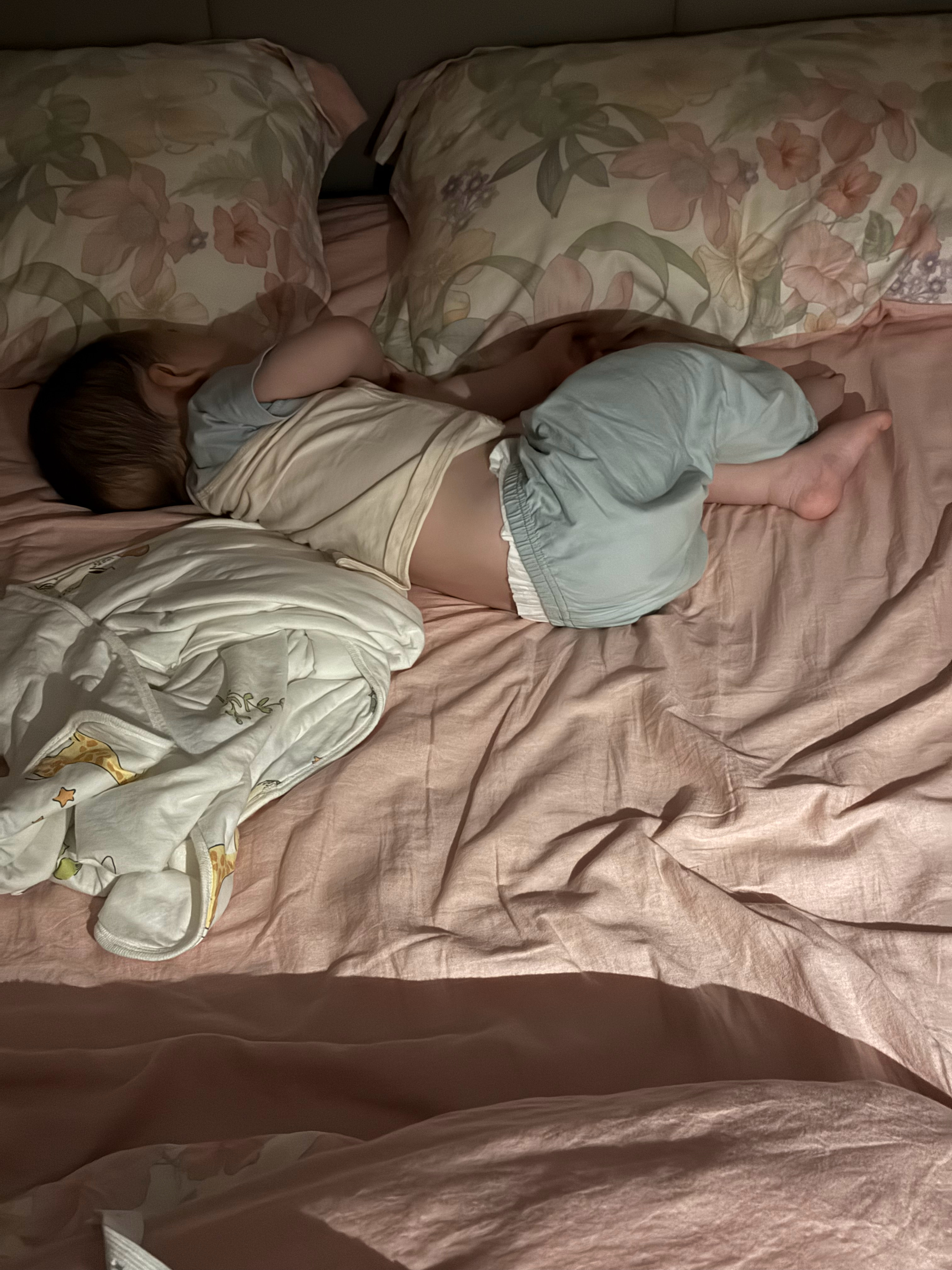 好嘛，把我和老婆都挤到了边角