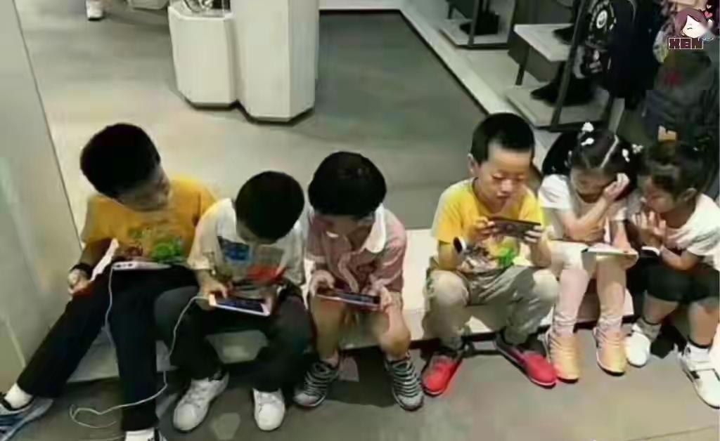 现在的娃们成天抱着手机，可谁能想到，海量的“数字泔水”正围着1.96亿未成年网民