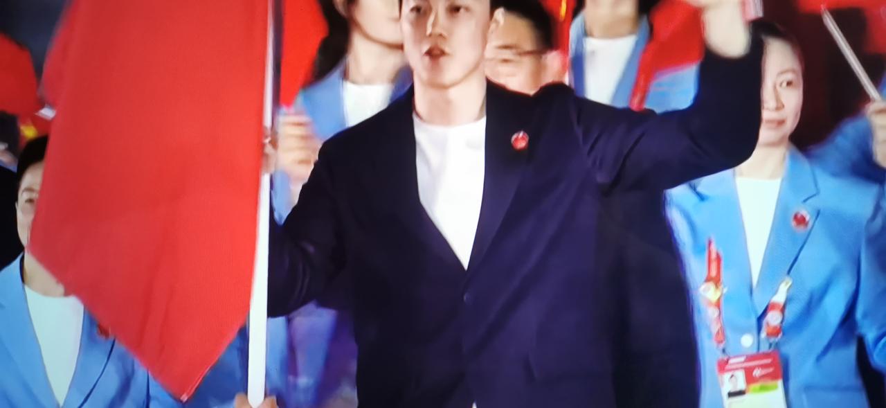最爱国旗红
名古屋亚运会开幕式上中国代表团第七个入场，胡明轩真帅，看到我们的国旗