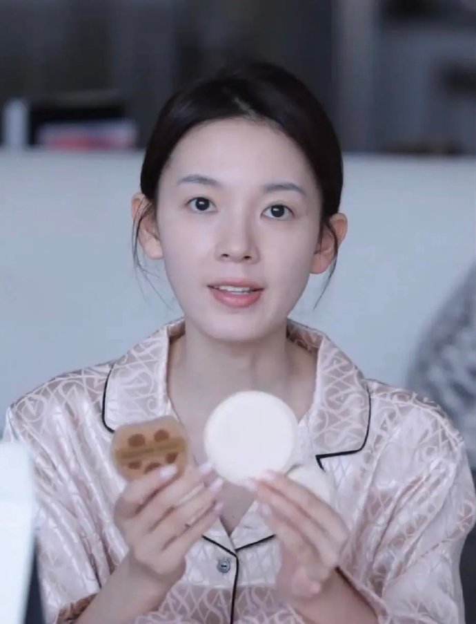 陈瑶素颜女大陈瑶素颜日常碎片氛围感拉满，放下角色赋予的人设，回归简单真实的模样，