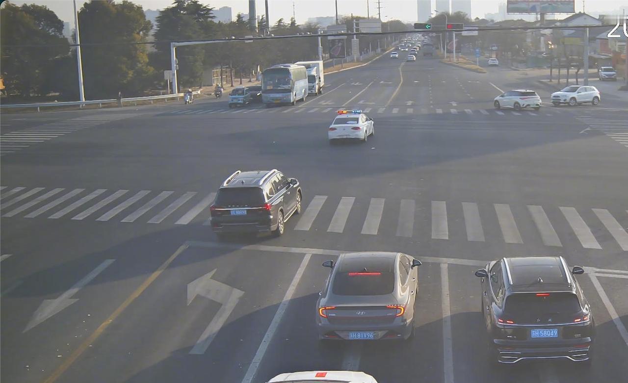 求助。接110指令，值班民辅警立即护送开道，13公里仅用12分钟送达。因抢救及时