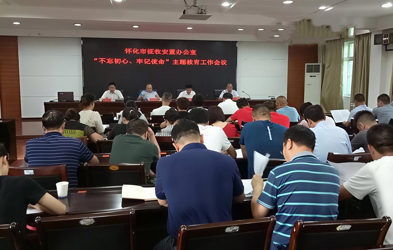 我老家在湖南省怀化市，刚刚看到我老家征收安置事务中心的一个七级职员上了网络，他的