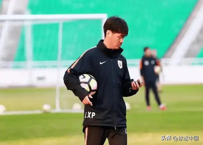 生活中的李霄鹏性情温和，处事淡然。球员时期，他外出比赛时从不带电脑，也没什么特别