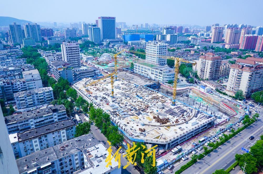 济南槐荫体育场原址正加快建设高标准全民健身中心！5月14日，记者在济南经六路与北
