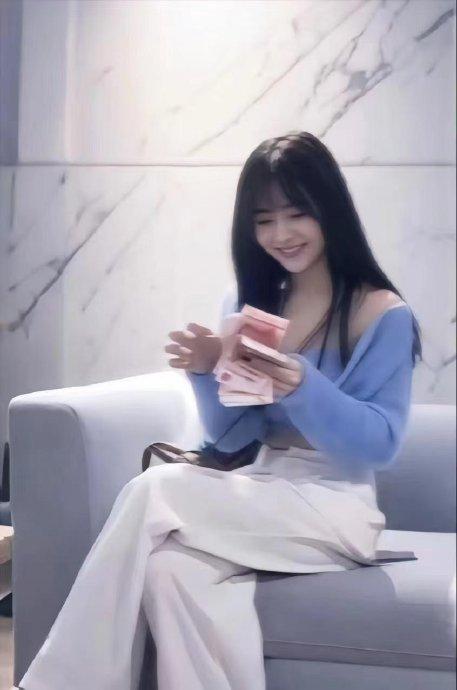 果然没有人能拒绝数钱的诱惑。
以前，还发纸币的时候，都是用信封装着的，上面写着名