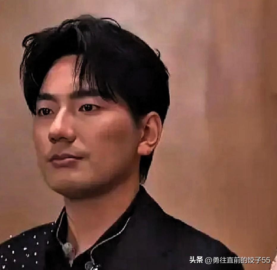海来阿木把道歉置顶了。

帮唱张碧晨，全程黑脸，嗓音如推土机般碾过，把对方衬得像